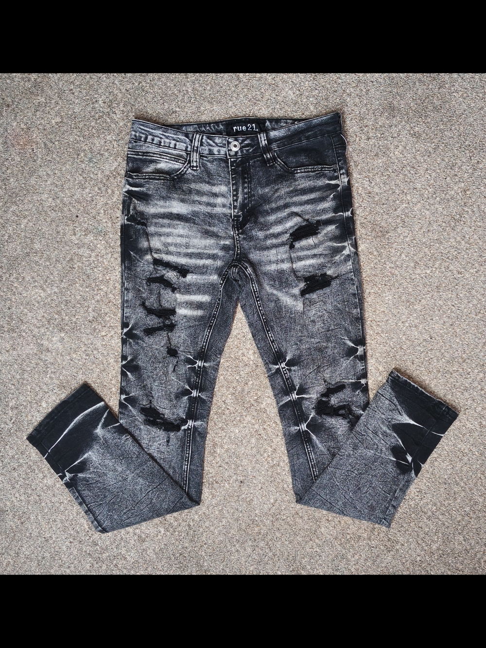 rue21 Men’s Black Acid-Wash Distressed Jeans